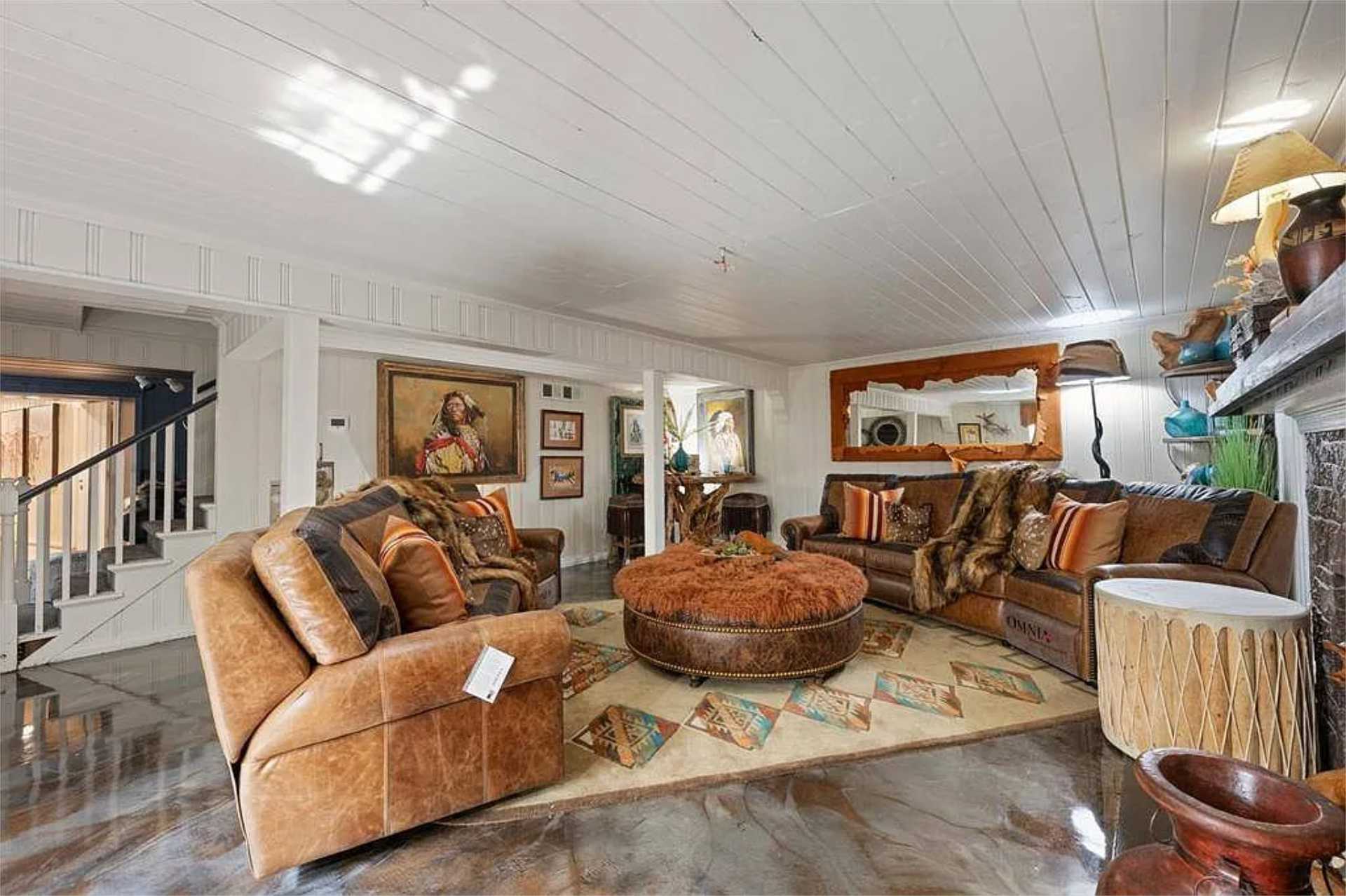 Western-style lower lounge with leather seating